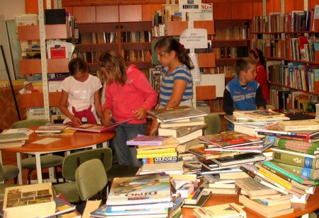 Látogatás az Erzsébethelyi Általános Iskolában. Először a könyvtárat kerestük fel.